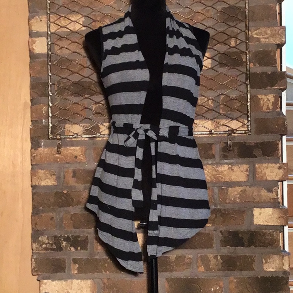 Pretty Good sleeveless vest gray black horizontal stripes S